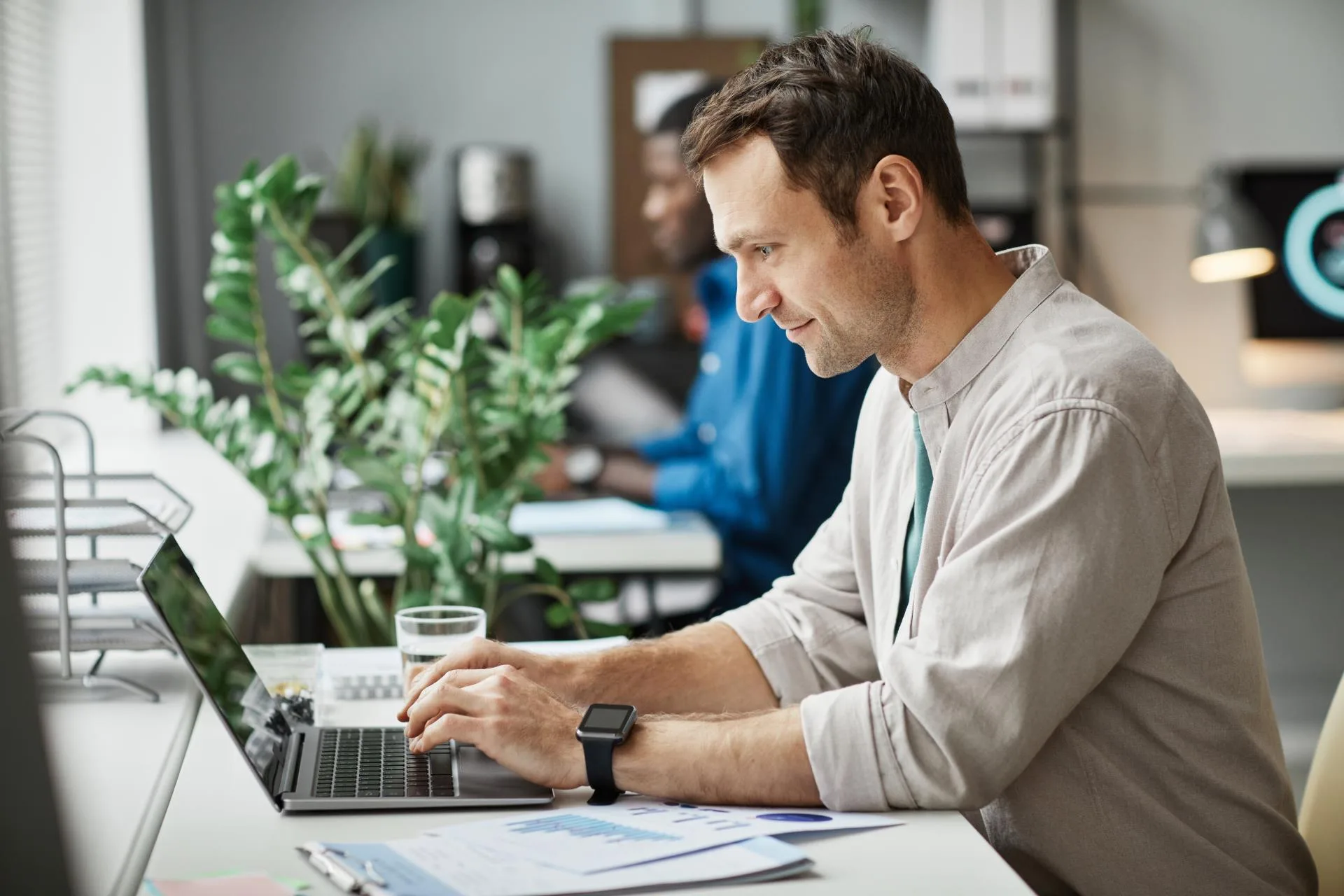 Outsourcing IT — dla kogo, kiedy warto i jak wybrać partnera